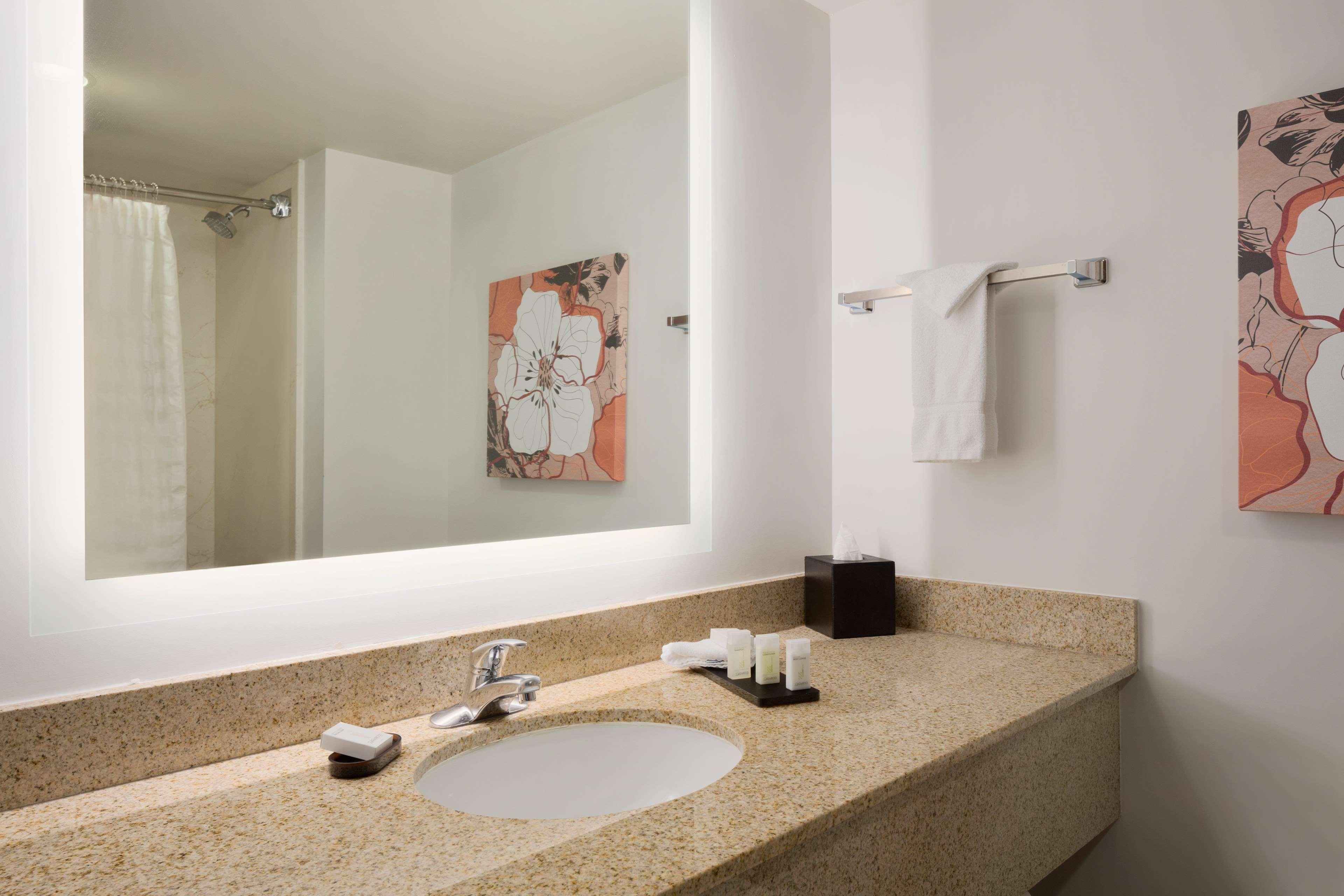 Embassy By Hilton International Airport 4* DEN
