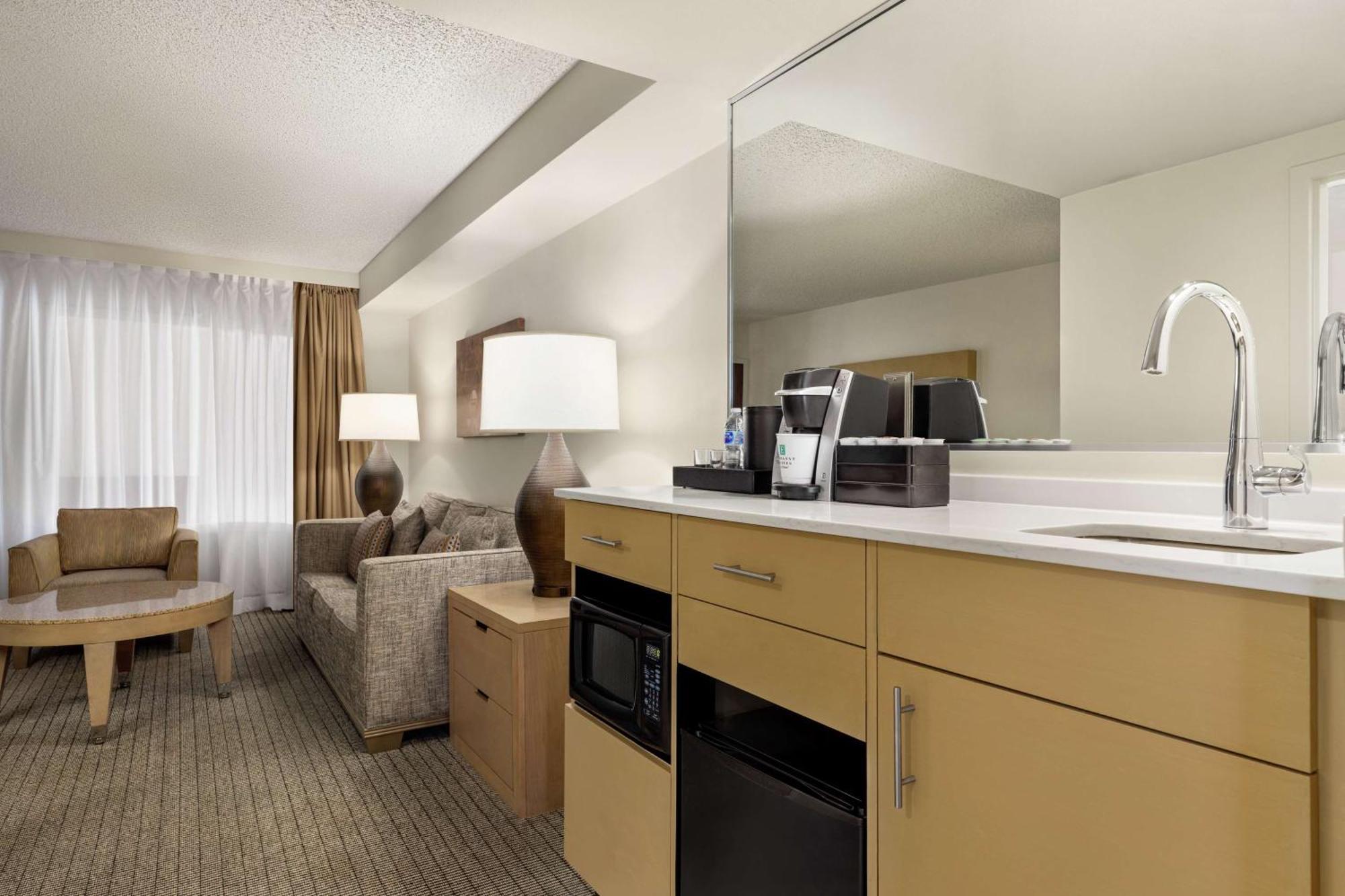 Hotel Embassy By Hilton International Airport DEN
