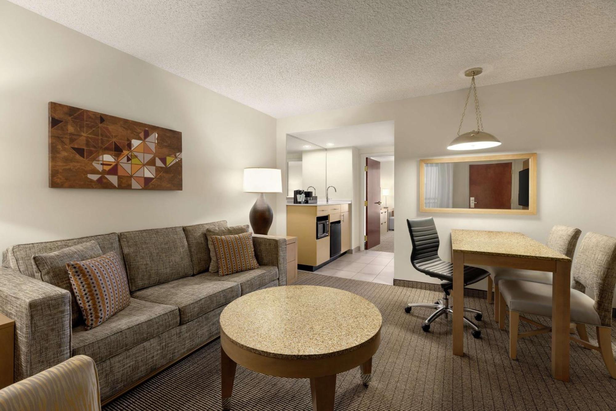 Hotel Embassy By Hilton International Airport DEN